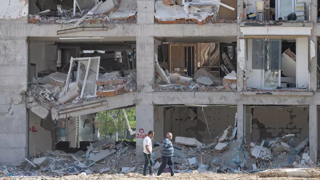 Zerstörte Häuserzeile im südtürkischen Antakya im April 2023. Mit volkswirtschaftlichen Schäden von 50 Milliarden Dollar war das Erdbeben in der Türkei laut Munich Re die finanziell schwerwiegendste Naturkatastrophe des vergangenen Jahres - und die verlustreichste. - Bild: Boris Roessler/dpa