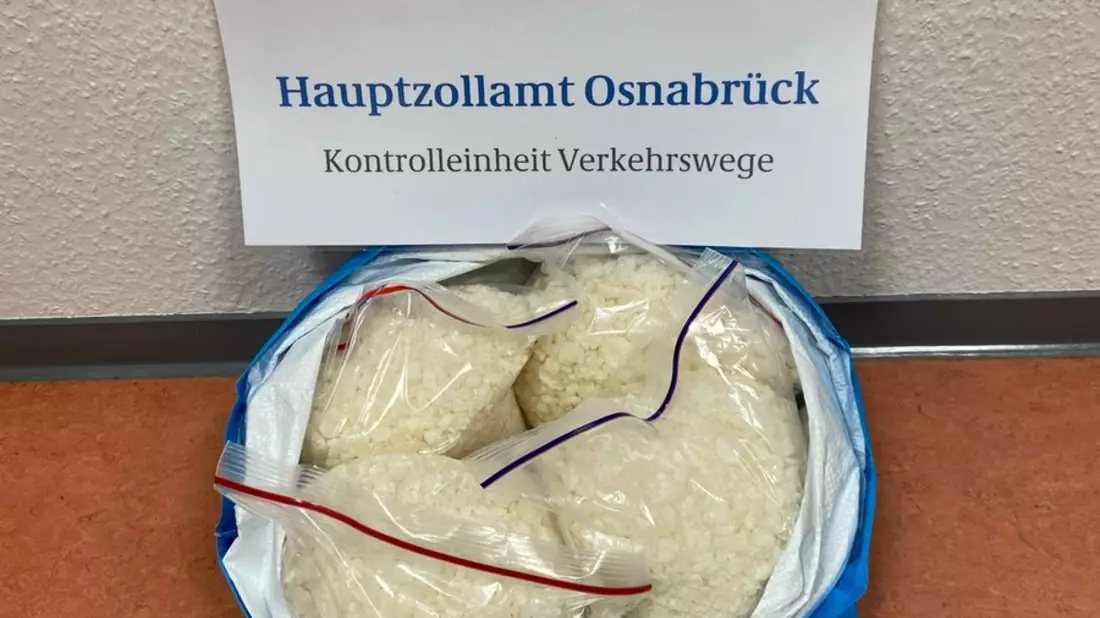 HZA-OS: Osnabrücker Zoll stellt mehr als 10 Kilogramm 2-CMC sicher - Bild: presseportal.de