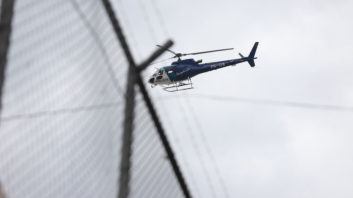 Ein Hubschrauber fliegt über dem Zaun des Gefängnisses Inca im Norden von Quito. - Foto: Juan Diego Montenegro/dpa