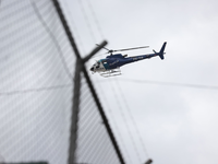 Ein Hubschrauber fliegt über dem Zaun des Gefängnisses Inca im Norden von Quito. - Foto: Juan Diego Montenegro/dpa
