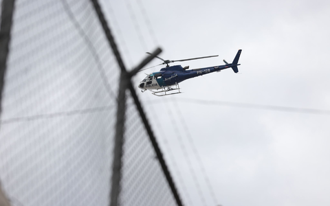 Ein Hubschrauber fliegt über dem Zaun des Gefängnisses Inca im Norden von Quito. - Foto: Juan Diego Montenegro/dpa