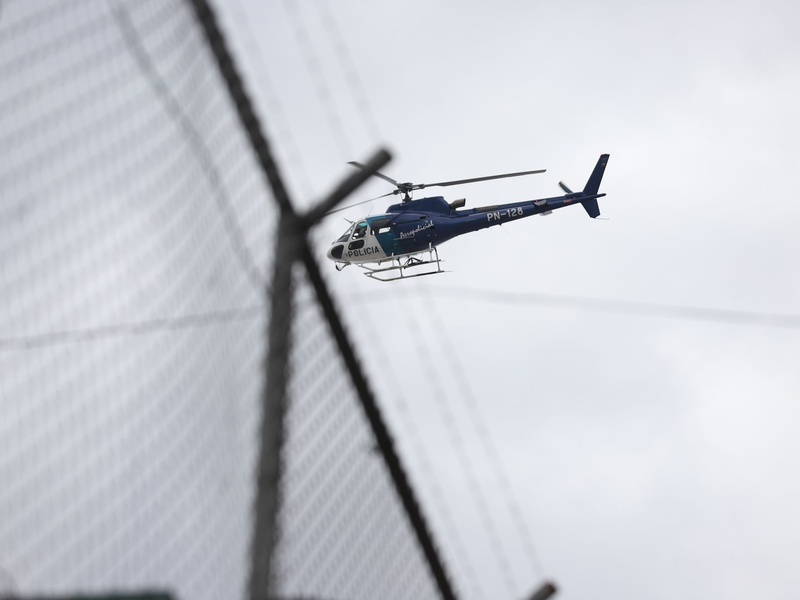 Ein Hubschrauber fliegt über dem Zaun des Gefängnisses Inca im Norden von Quito. - Foto: Juan Diego Montenegro/dpa