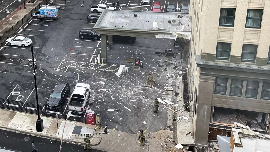 Rund um das Hotel in Fort Worth liegen nach der Explosion zahlreiche Trümmer. - Bild: Kathy Johnson/Special to the Star-Telegram via AP/dpa