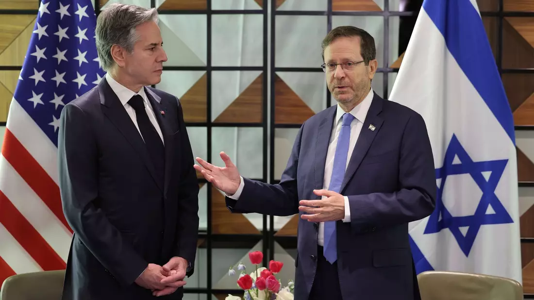US-Außenminister Antony Blinken hat bei seiner Reise nach Israel auch den israelischen Präsidenten Isaac Herzog in Tel Aviv getroffen. - Bild: Abir Sultan/Pool EPA via AP/dpa