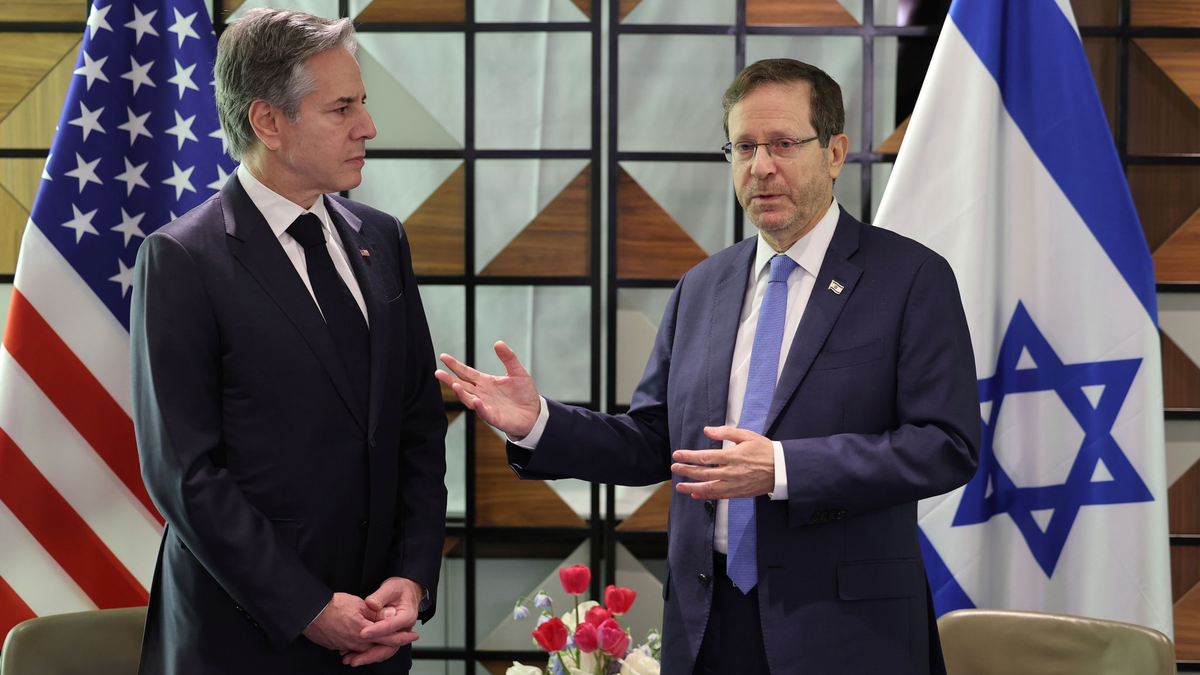 US-Außenminister Antony Blinken (l) hat bei seiner Reise nach Israel auch den israelischen Präsidenten Isaac Herzog in Tel Aviv getroffen. - Foto: Abir Sultan/Pool EPA via AP/dpa