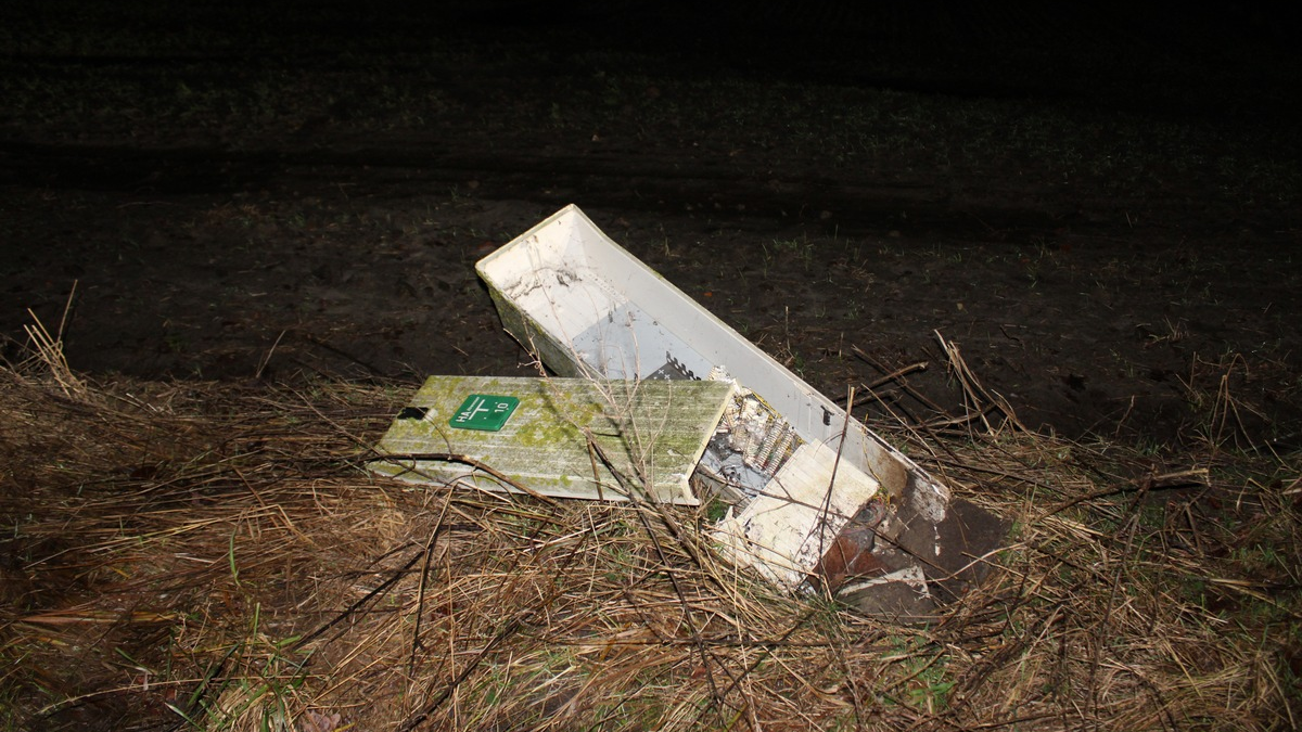 POL-MI: Lkw fährt Verteilerkasten um und flüchtet - Foto: presseportal.de