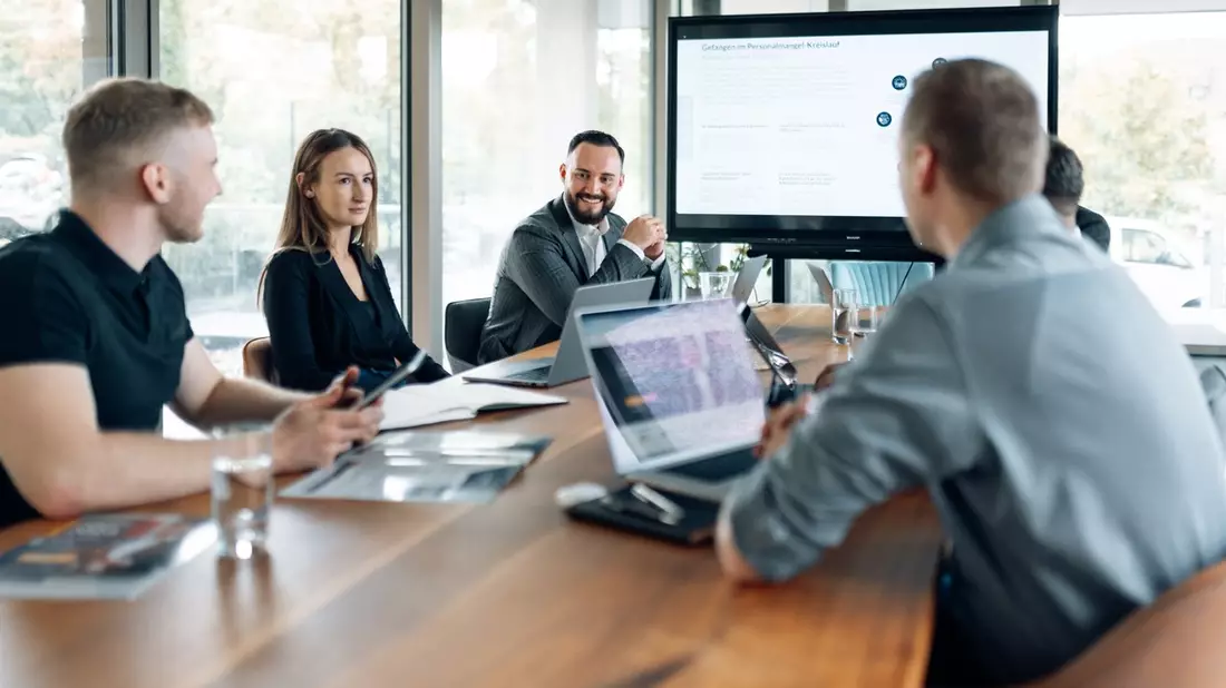 Mit neuem Job ins neue Jahr: David Hock und Luan Freundl von der Mehrbewerbungen.de GmbH klären auf, warum Industriebetriebe den Jahreswechsel stärker denn je für das Recruiting nutzen müssen - Bild: presseportal.de