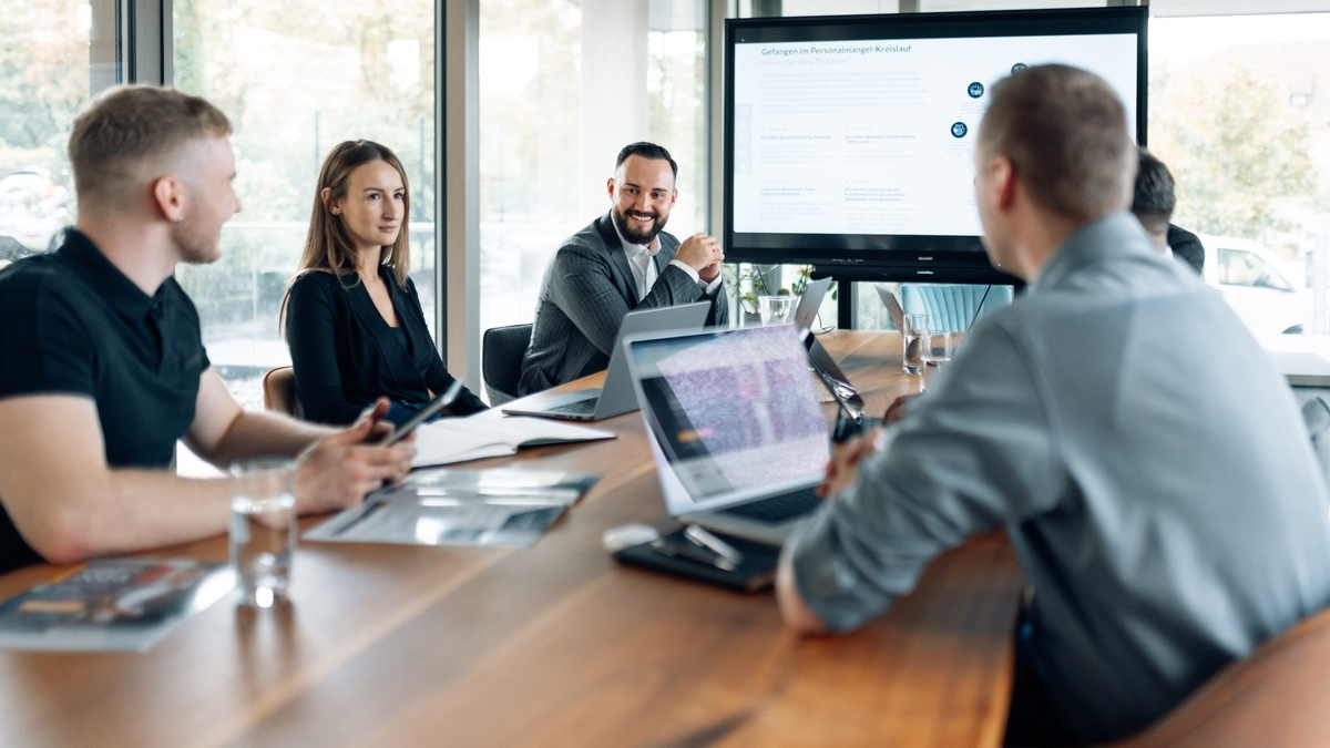 Mit neuem Job ins neue Jahr: David Hock und Luan Freundl von der Mehrbewerbungen.de GmbH klären auf, warum Industriebetriebe den Jahreswechsel stärker denn je für das Recruiting nutzen müssen - Foto: presseportal.de