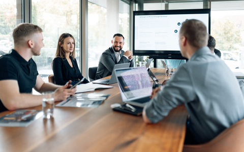 Mit neuem Job ins neue Jahr: David Hock und Luan Freundl von der Mehrbewerbungen.de GmbH klären auf, warum Industriebetriebe den Jahreswechsel stärker denn je für das Recruiting nutzen müssen - Foto: presseportal.de