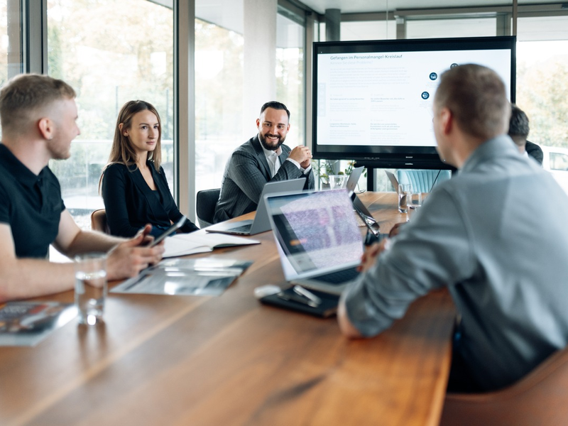 Mit neuem Job ins neue Jahr: David Hock und Luan Freundl von der Mehrbewerbungen.de GmbH klären auf, warum Industriebetriebe den Jahreswechsel stärker denn je für das Recruiting nutzen müssen - Foto: presseportal.de
