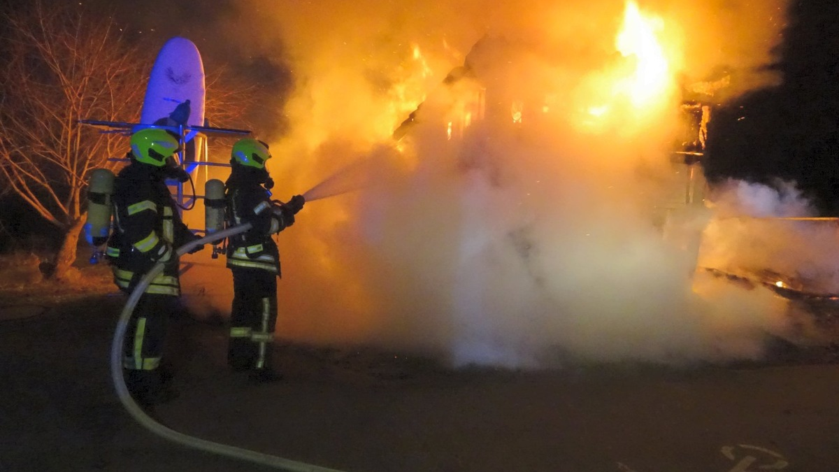 FW Reichenau: Holzschuppen ein Raub der Flammen, Reichenau-Mittelzell, 09.01.2024 - Foto: presseportal.de