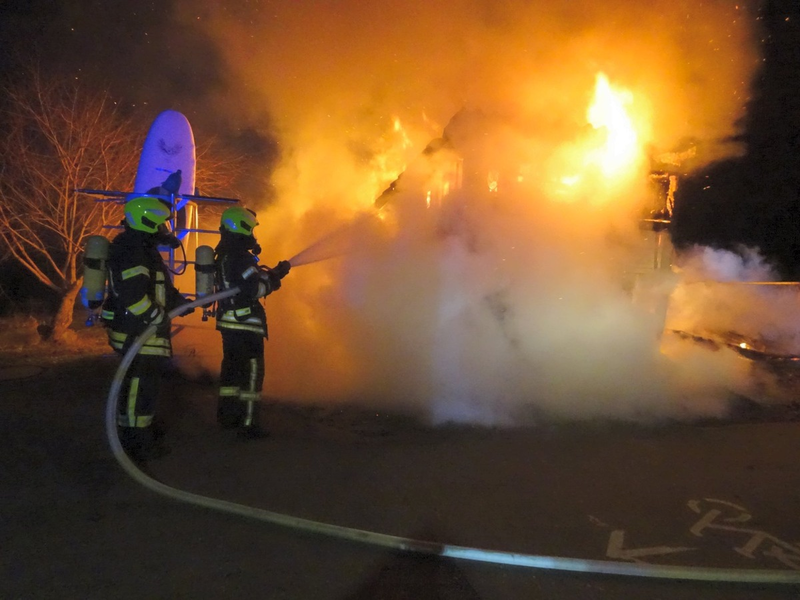 FW Reichenau: Holzschuppen ein Raub der Flammen, Reichenau-Mittelzell, 09.01.2024 - Foto: presseportal.de