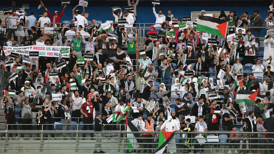 Palästinensische Fans im Stadion. - Bild: Jaber Abdulkhaleg/AP/dpa