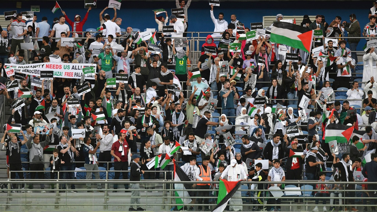 Palästinensische Fans im Stadion. - Foto: Jaber Abdulkhaleg/AP/dpa