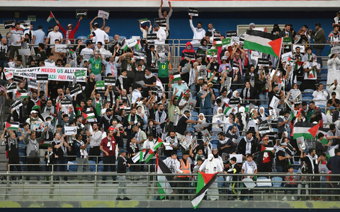 Palästinensische Fans im Stadion. - Foto: Jaber Abdulkhaleg/AP/dpa