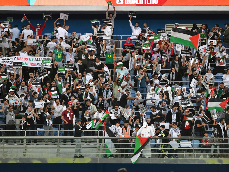 Palästinensische Fans im Stadion. - Foto: Jaber Abdulkhaleg/AP/dpa
