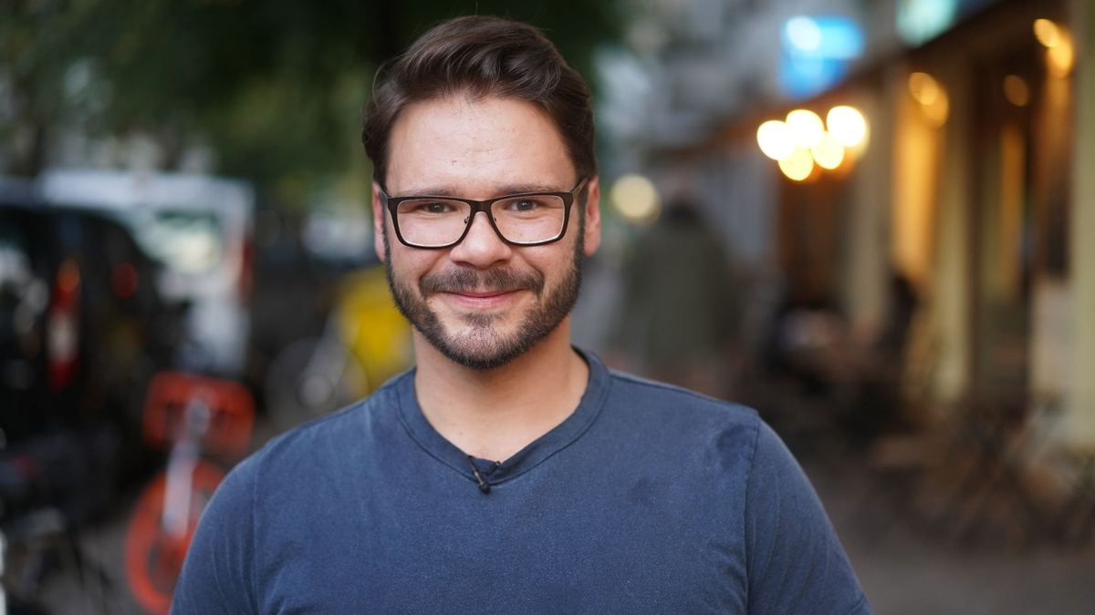 Der Schauspieler Thomas Drechsel ist seit 2009 als Max «Tuner» Krüger zu sehen. - Foto: Jörg Carstensen/dpa