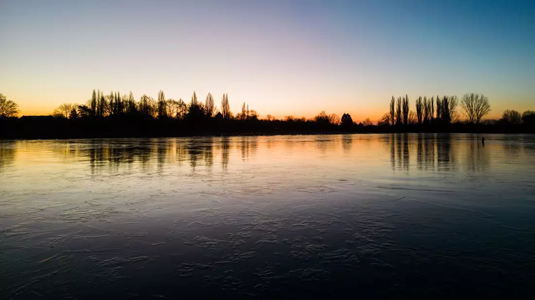 Temperaturen deutlich unter dem Gefrierpunkt verwandeln Gewässer derzeit zu riesigen Eisflächen. - Bild: Julian Stratenschulte/dpa