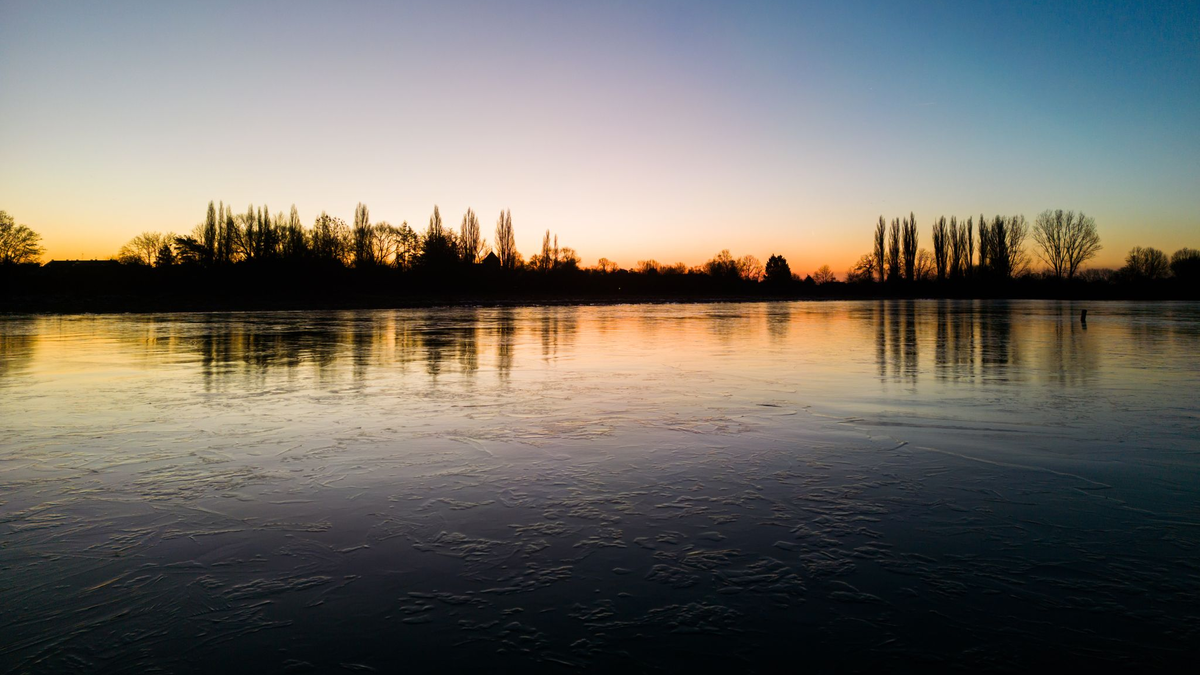 Temperaturen deutlich unter dem Gefrierpunkt verwandeln Gewässer derzeit zu riesigen Eisflächen. - Foto: Julian Stratenschulte/dpa