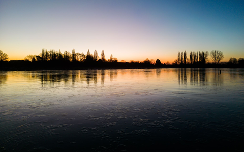 Temperaturen deutlich unter dem Gefrierpunkt verwandeln Gewässer derzeit zu riesigen Eisflächen. - Foto: Julian Stratenschulte/dpa