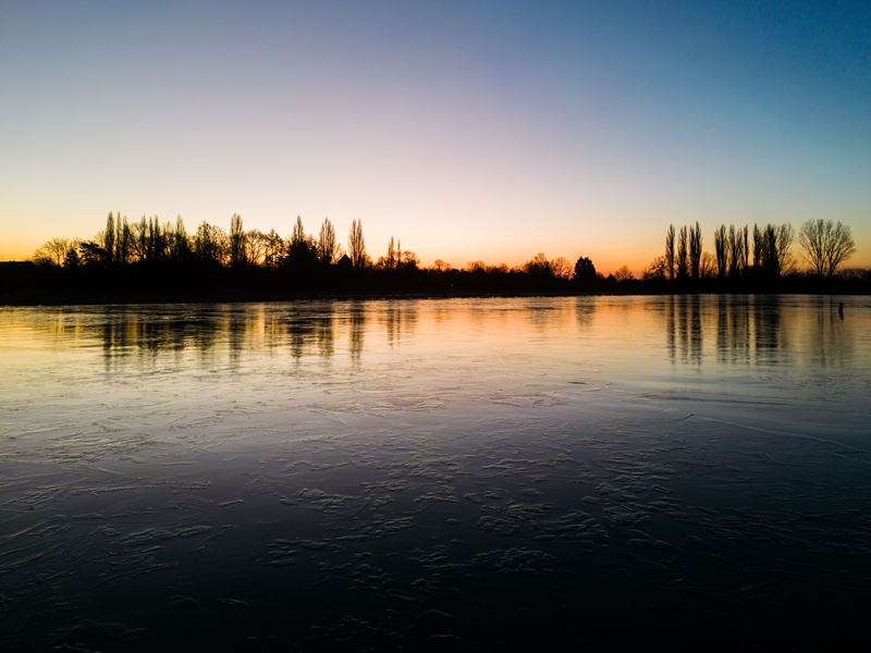 Temperaturen deutlich unter dem Gefrierpunkt verwandeln Gewässer derzeit zu riesigen Eisflächen. - Foto: Julian Stratenschulte/dpa