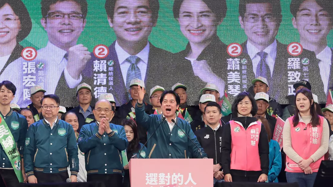 Der Präsidentschaftskandidat der taiwanischen Regierungspartei, William Lai (M), wirft Peking Einmischung in den laufenden Wahlkampf vor. - Bild: ChiangYing-ying/AP/dpa