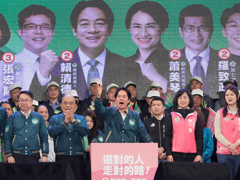 Der Präsidentschaftskandidat der taiwanischen Regierungspartei, William Lai (M), wirft Peking Einmischung in den laufenden Wahlkampf vor. - Foto: ChiangYing-ying/AP/dpa