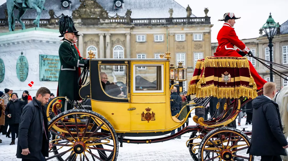 Dänemarks Königin Margrethe II. winkt, während sie in einer Pferdekutsche zum Schloss Christiansborg fährt - wo bald der Thronwechsel vollzogen wird. - Bild: Emil Nicolai Helms/Ritzau Scanpix Foto/AP/dpa