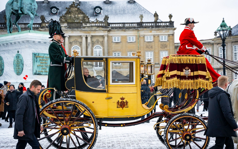Dänemarks Königin Margrethe II. winkt, während sie in einer Pferdekutsche zum Schloss Christiansborg fährt - wo bald der Thronwechsel vollzogen wird. - Foto: Emil Nicolai Helms/Ritzau Scanpix Foto/AP/dpa