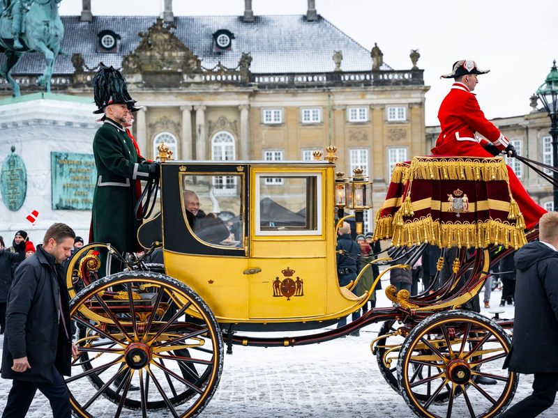 Dänemarks Königin Margrethe II. winkt, während sie in einer Pferdekutsche zum Schloss Christiansborg fährt - wo bald der Thronwechsel vollzogen wird. - Foto: Emil Nicolai Helms/Ritzau Scanpix Foto/AP/dpa