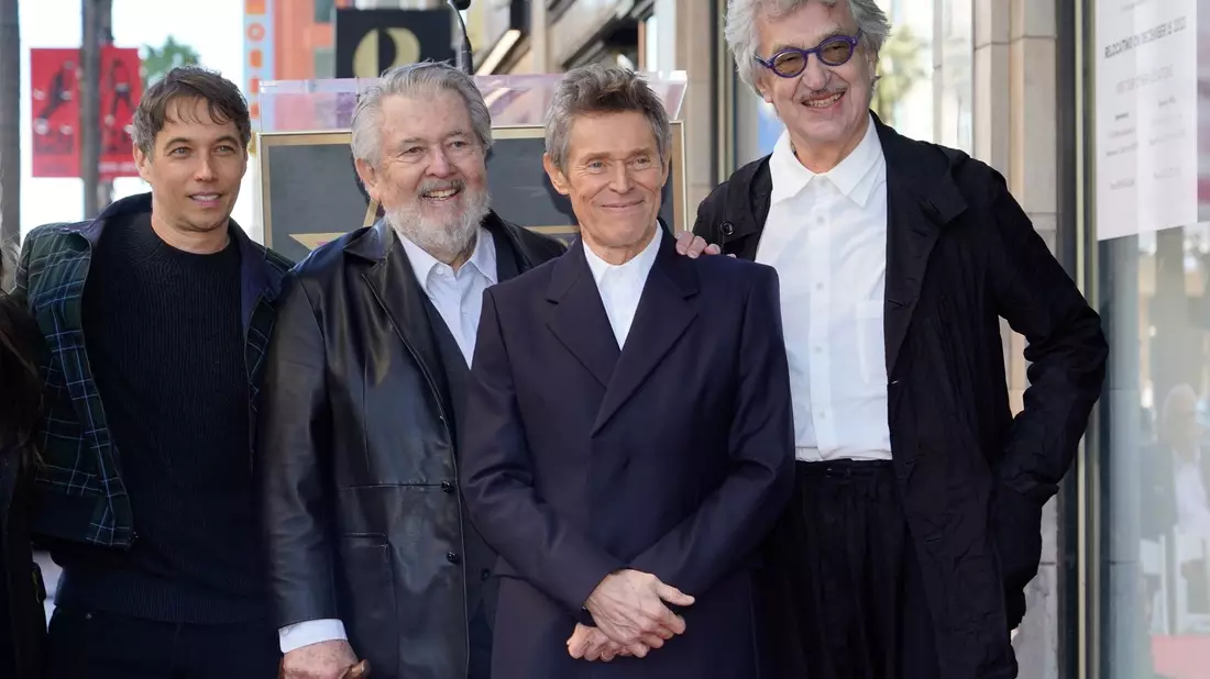 Willem Dafoe (2.v.r) mit den Regisseuren Sean Baker (l), Walter Hill (2.v.l) und Wim Wenders auf dem Hollywood Walk of Fame. - Bild: Chris Pizzello/AP