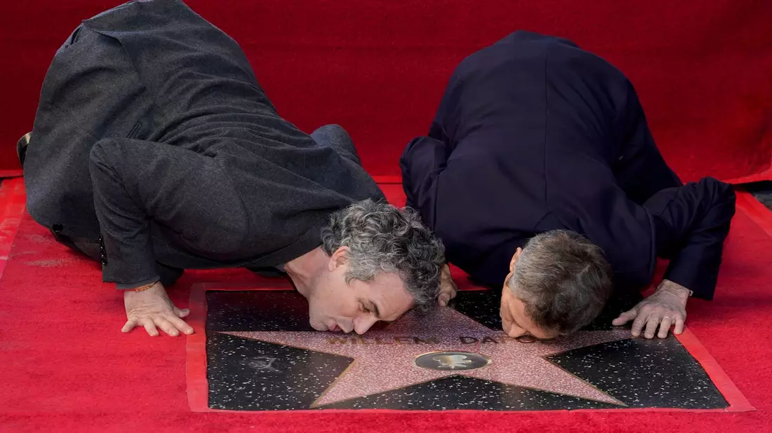 Mark Ruffalo (l) und Willem Dafoe bei der Zeremonie zu Ehren von Dafoe auf dem Hollywood Walk of Fame. - Bild: Chris Pizzello/AP