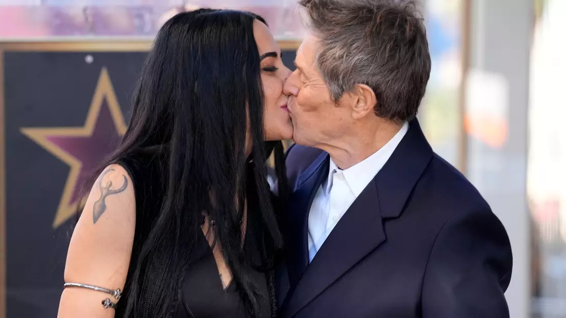 Willem Dafoe, küsst seine Frau Giada Colagrande auf dem Hollywood Walk of Fame. - Bild: Chris Pizzello/AP