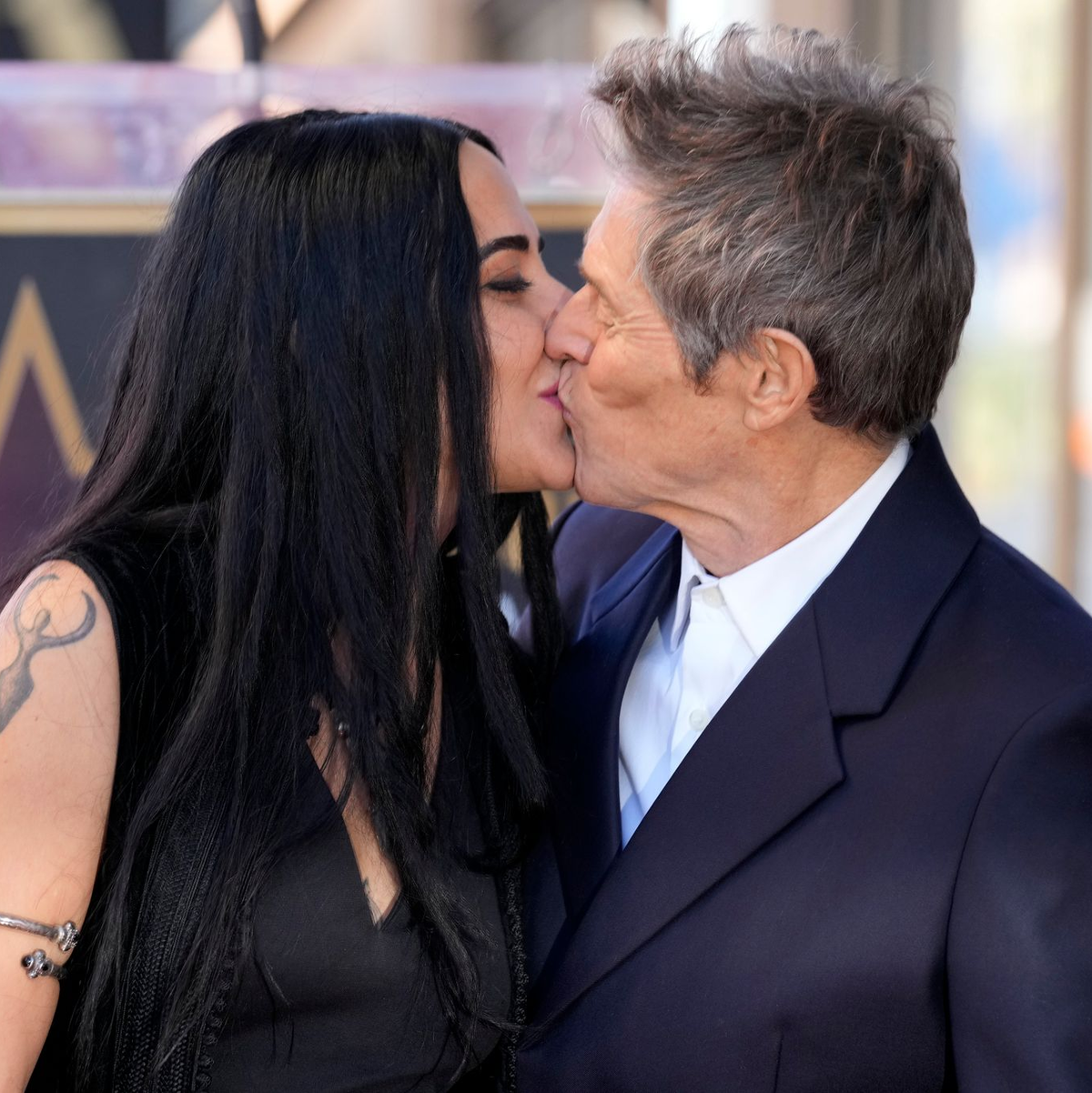Willem Dafoe, küsst seine Frau Giada Colagrande auf dem Hollywood Walk of Fame. - Foto: Chris Pizzello/AP