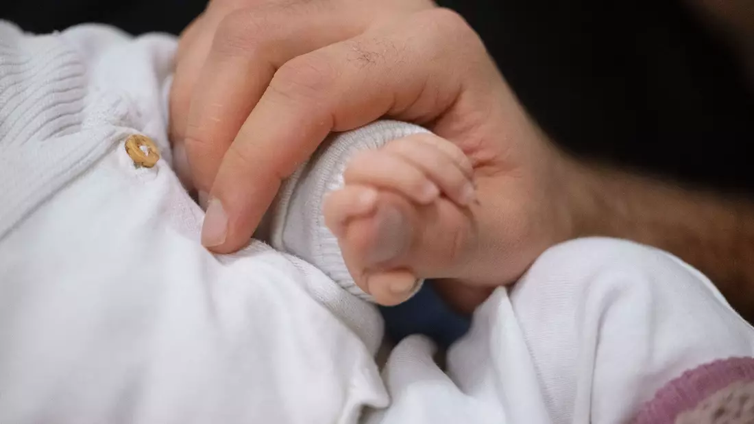Eine RSV-Infektion ist bei Säuglingen und Kindern in Deutschland die häufigste Ursache von Erkrankungen der unteren Atemwege. (Symbolbild) - Bild: Marijan Murat/dpa