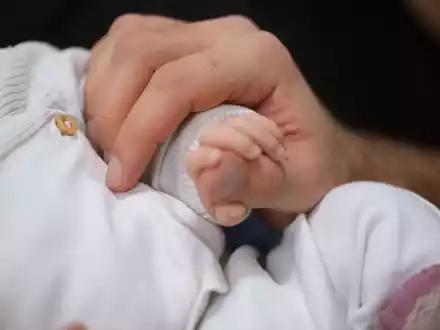 Eine RSV-Infektion ist bei Säuglingen und Kindern in Deutschland die häufigste Ursache von Erkrankungen der unteren Atemwege. (Symbolbild) - Foto: Marijan Murat/dpa