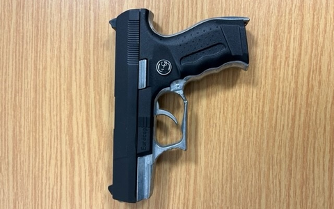 Bundespolizeidirektion München: Zeuge verfolgt Mann mit Waffe im Hosenbund und lotst Polizei zur Festnahme - Foto: presseportal.de