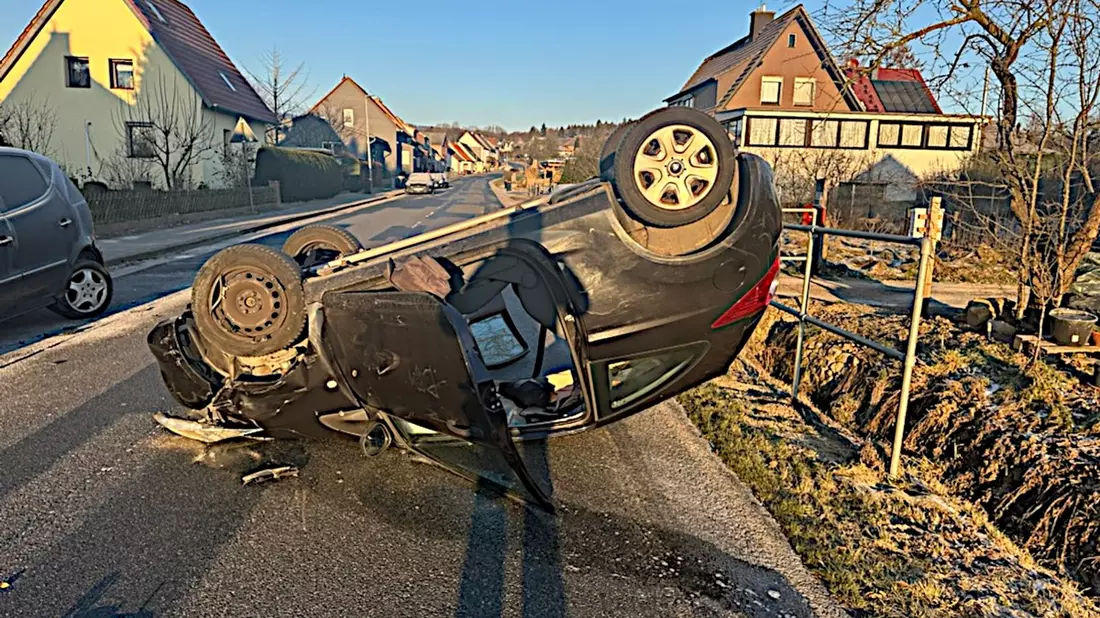 POL-HM: Auto kippt nach Kollision auf das Fahrzeugdach - Bild: presseportal.de