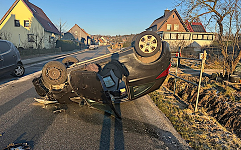 POL-HM: Auto kippt nach Kollision auf das Fahrzeugdach - Foto: presseportal.de