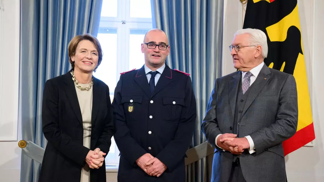 Bundespräsident Frank-Walter Steinmeier und seine Frau Elke Büdenbender begrüßen Torben Voigt aus Verden (M) beim Neujahrsempfang im Schloss Bellevue. - Bild: Bernd von Jutrczenka/dpa