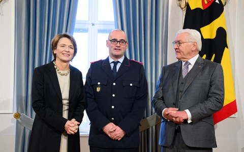 Bundespräsident Frank-Walter Steinmeier und seine Frau Elke Büdenbender begrüßen Torben Voigt aus Verden (M) beim Neujahrsempfang im Schloss Bellevue. - Foto: Bernd von Jutrczenka/dpa Bundespräsident Frank-Walter Steinmeier und seine Frau Elke Büdenbender begrüßen Torben Voigt aus Verden (M) beim Neujahrsempfang im Schloss Bellevue. - Foto: Bernd von Jutrczenka/dpa