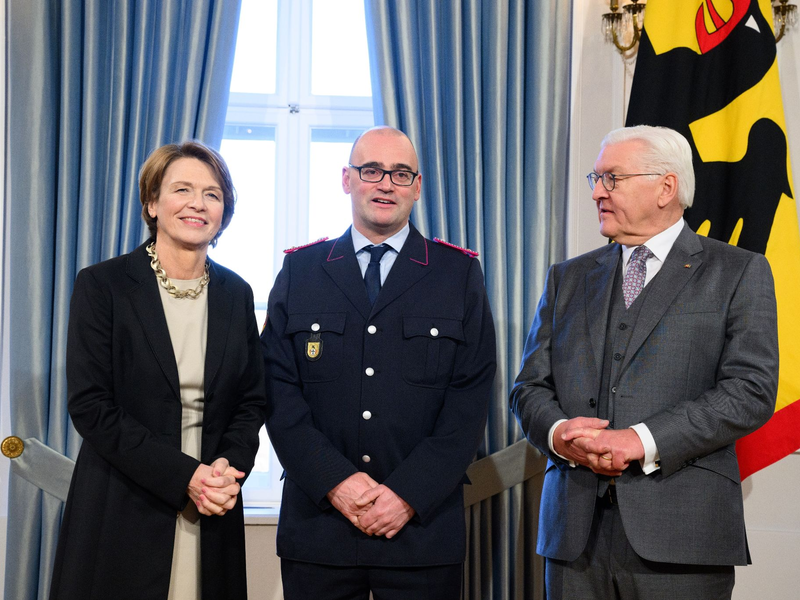 Bundespräsident Frank-Walter Steinmeier und seine Frau Elke Büdenbender begrüßen Torben Voigt aus Verden (M) beim Neujahrsempfang im Schloss Bellevue. - Foto: Bernd von Jutrczenka/dpa