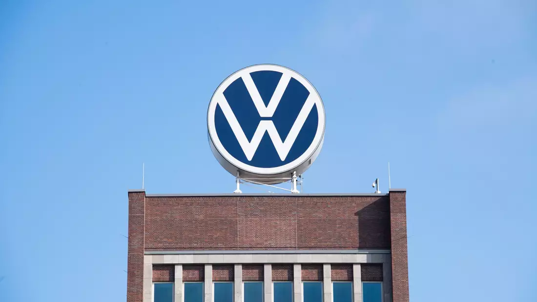 Volkswagen hat im letzten Jahr deutlich mehr Autos verkauft als zuvor. - Bild: Julian Stratenschulte/dpa/Symbolbild