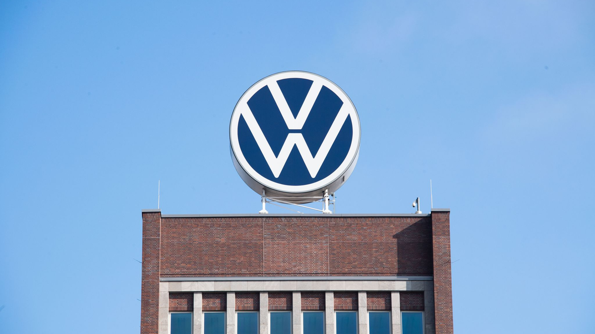 Volkswagen hat im letzten Jahr deutlich mehr Autos verkauft als zuvor. - Foto: Julian Stratenschulte/dpa/Symbolbild