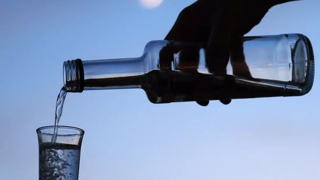 Alkohol unerlaubt auf der Klassenfahrt trinken? Keine gute Idee. - Bild: Soeren Stache/dpa-Zentralbild/ZB
