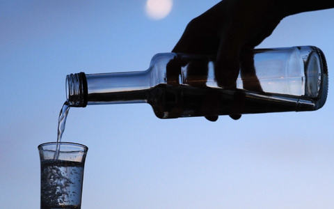 Alkohol unerlaubt auf der Klassenfahrt trinken? Keine gute Idee. - Foto: Soeren Stache/dpa-Zentralbild/ZB