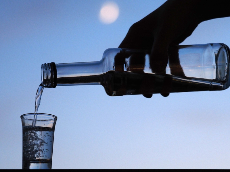 Alkohol unerlaubt auf der Klassenfahrt trinken? Keine gute Idee. - Foto: Soeren Stache/dpa-Zentralbild/ZB