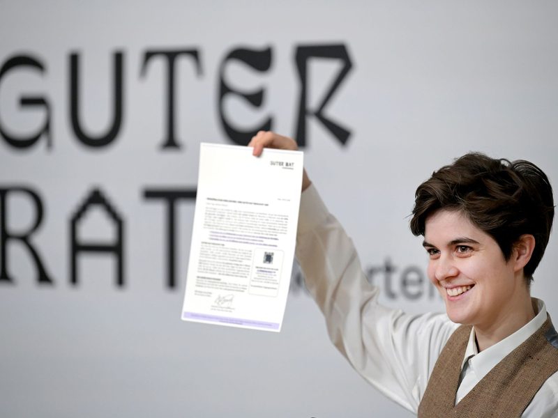 Marlene Engelhorn nimmt an der Pressekonferenz «Guter Rat für Rückverteilung» teil. - Foto: Roland Schlager/APA/dpa