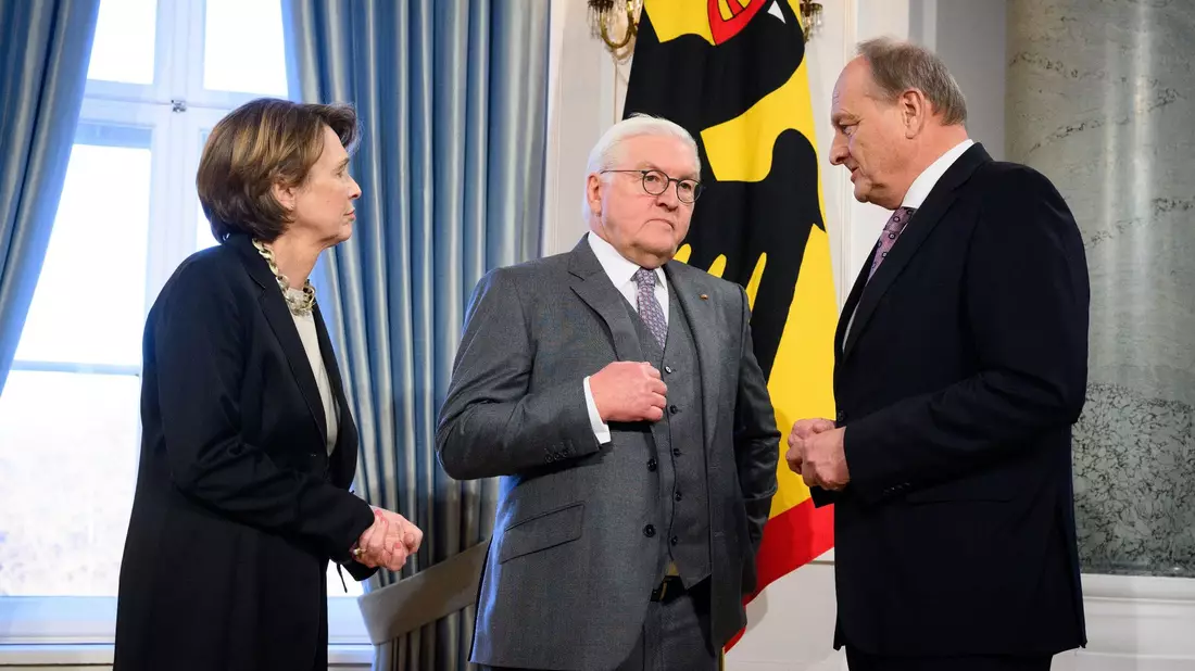 Bundespräsident Frank-Walter Steinmeier (M.) und seine Frau Elke Büdenbender (l.) begrüßen Joachim Rukwied, Präsident des Deutschen Bauernverbandes. - Bild: Bernd von Jutrczenka/dpa