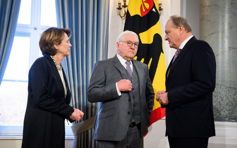 Bundespräsident Frank-Walter Steinmeier (M.) und seine Frau Elke Büdenbender (l.) begrüßen Joachim Rukwied, Präsident des Deutschen Bauernverbandes. - Foto: Bernd von Jutrczenka/dpa Bundespräsident Frank-Walter Steinmeier (M.) und seine Frau Elke Büdenbender (l.) begrüßen Joachim Rukwied, Präsident des Deutschen Bauernverbandes. - Foto: Bernd von Jutrczenka/dpa